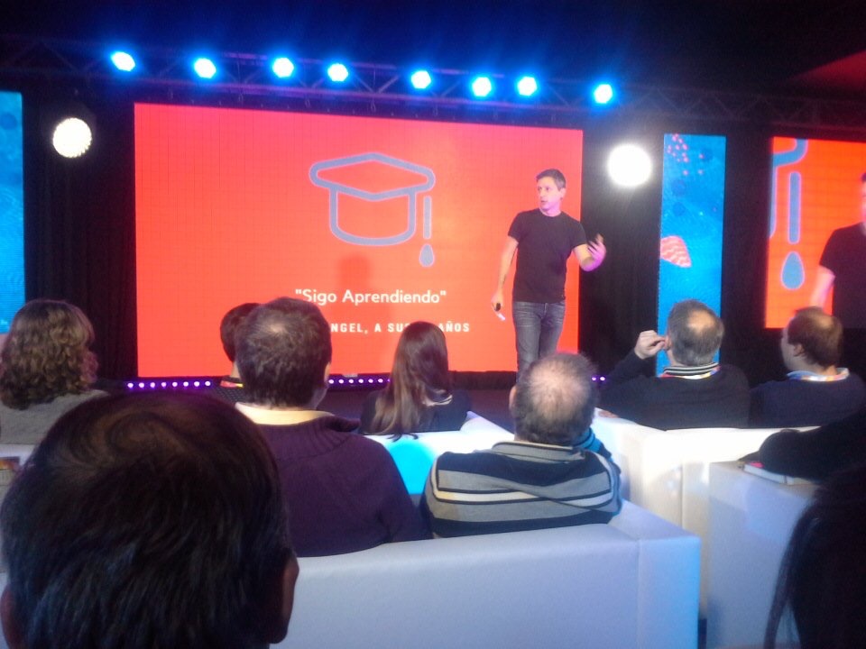Leo Piccioli presentando 'Sigo Aprendiendo' ante audiencia en evento corporativo